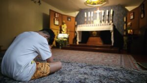 Enfant priant dans la chapelle cède l'association ANAK-Tnk
