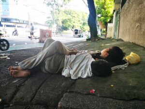 Enfants abandonnés dans les rues de Manille