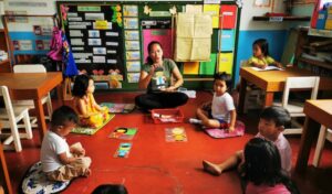 Classe donnée aux plus-petits au milieu d'un bidonville